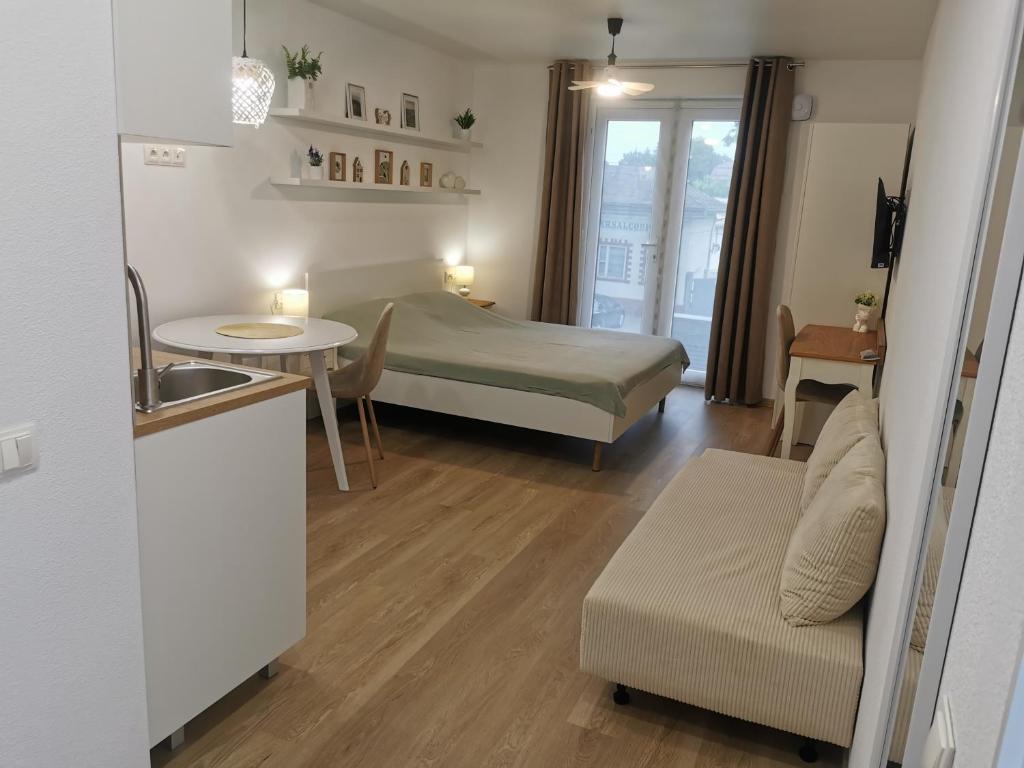 a small room with a bed and a table at Happy Home2 in Cahul