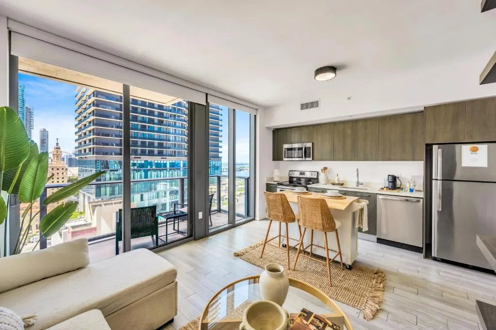 Casas Collection - Luxury High-Rise Condos - Downtown Miami - Pool & Gym - City & Ocean Views