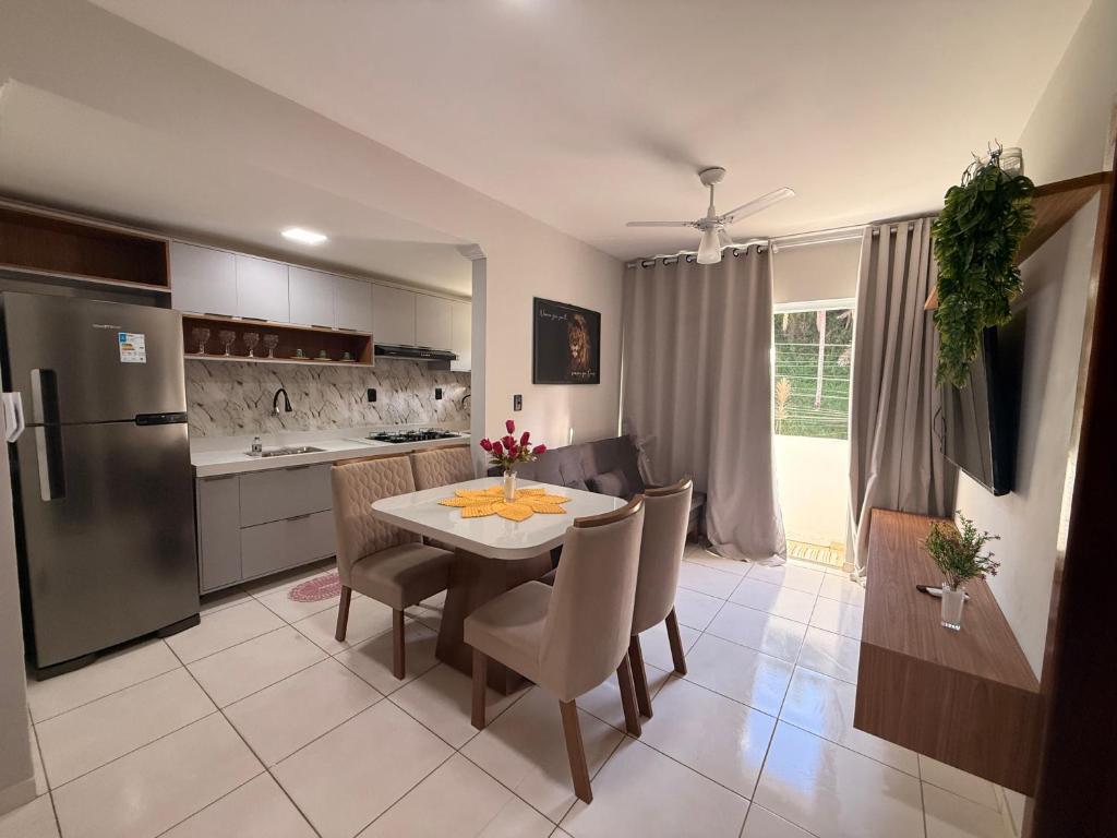 a kitchen and dining room with a table and chairs at Season Ilhéus in Ilhéus