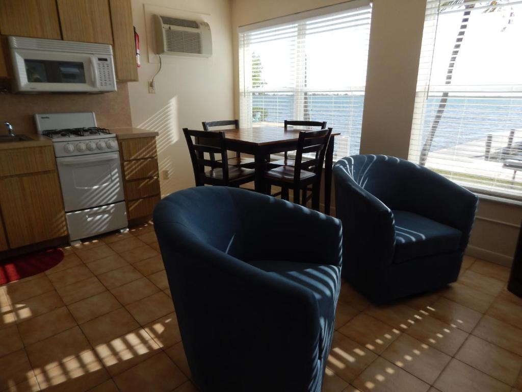 A cozinha ou kitchenette de Parmer's Resort