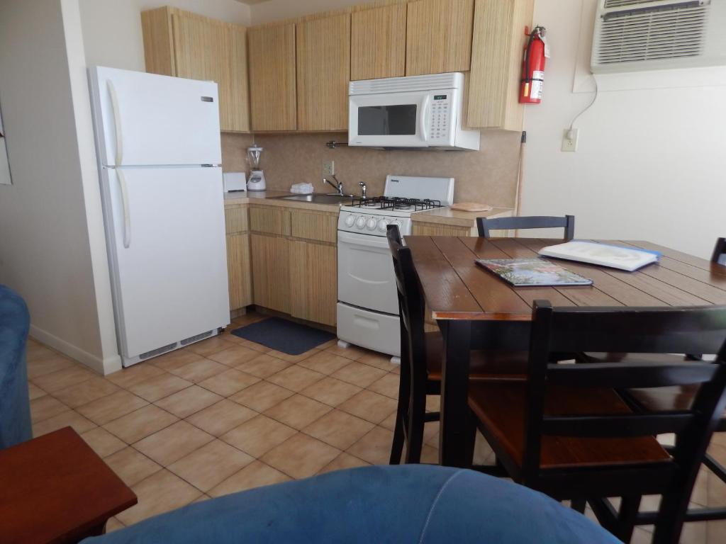 A cozinha ou kitchenette de Parmer's Resort