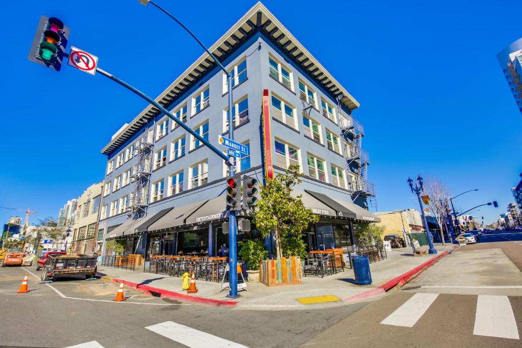 a building on a street corner with a traffic light at California Dreams Hostel - Downtown in San Diego