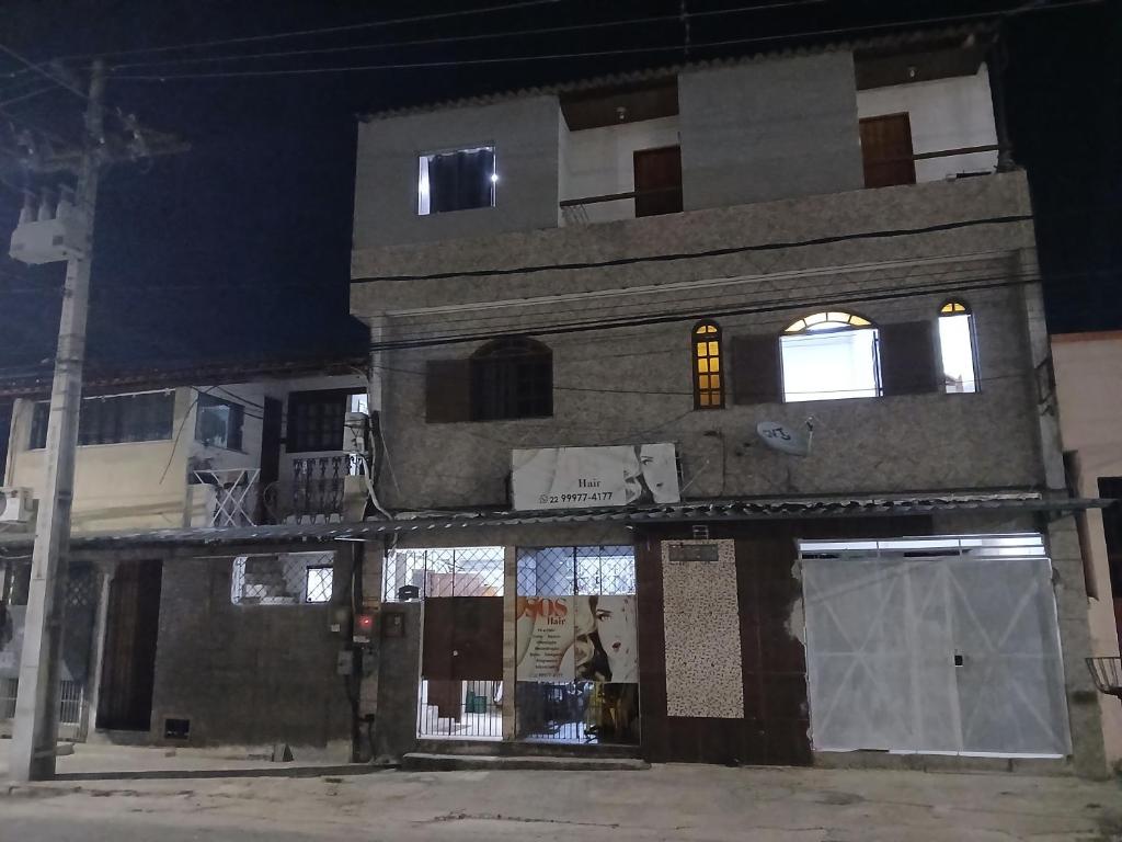 a building at night with its windows lit up at Pousada Familiar 31 in Campos dos Goytacazes