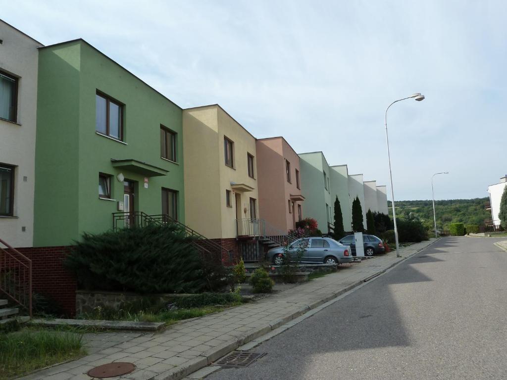 uma fila de casas ao lado de uma rua em Ubytování Vinohrady 73 em Znojmo