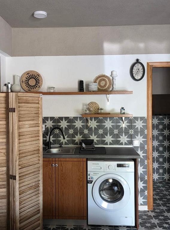a kitchen with a washing machine in a room at Levanta apartment in Asprovalta
