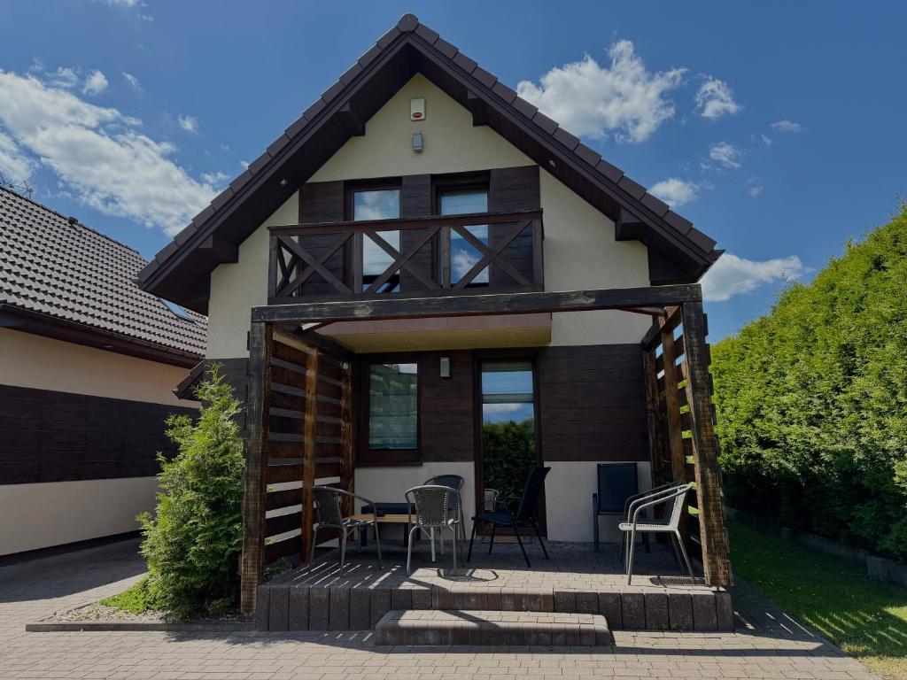 a cottage with a table and chairs in front of it at Agroturystyka Ostoja Wilków I in Wilków