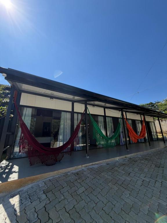 a building with red and green drapes on it at Vila do Tênis in Guaratinguetá