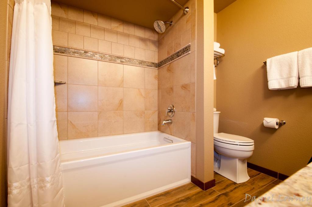 Meadow Lake Resort & Condos - Deluxe King Room