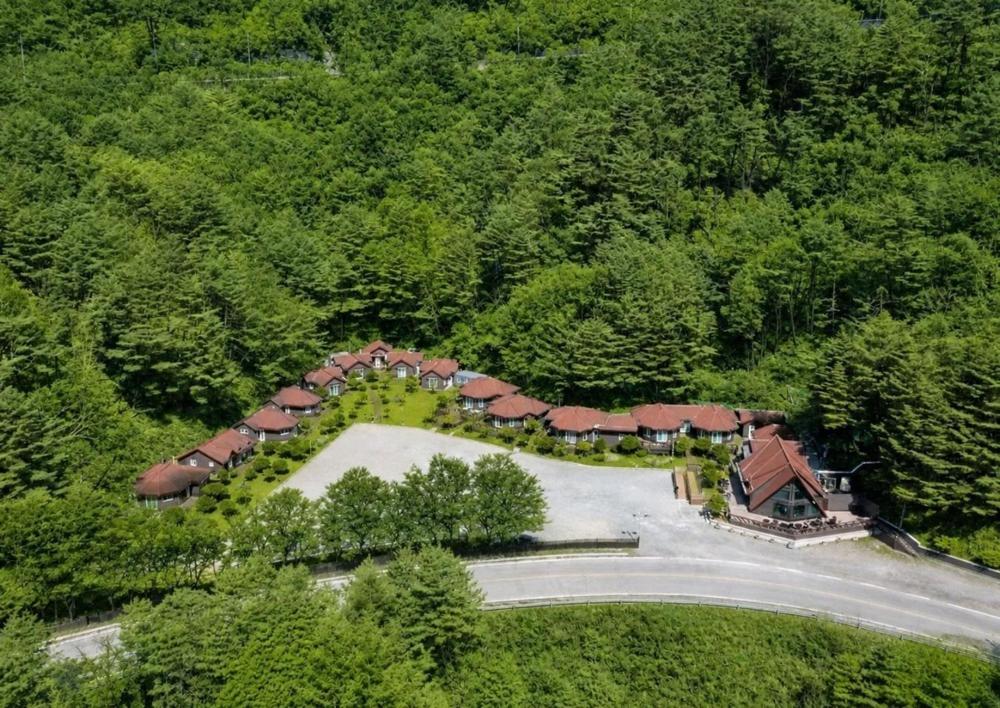 an overhead view of a house and a road at Yeongwol Jangsan Condo in Yeongwol