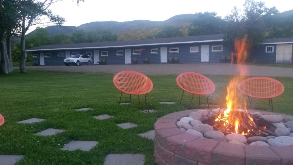 Nespecifikovaný výhled na hory nebo výhled na hory při pohledu z motelu
