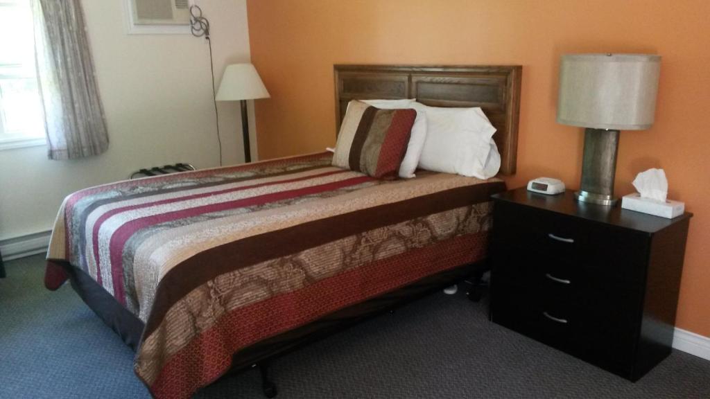 Postel nebo postele na pokoji v ubytování Cornerstone Motel