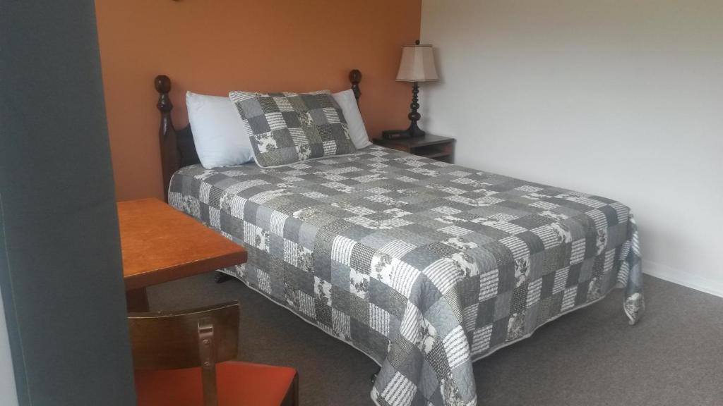 Postel nebo postele na pokoji v ubytování Cornerstone Motel