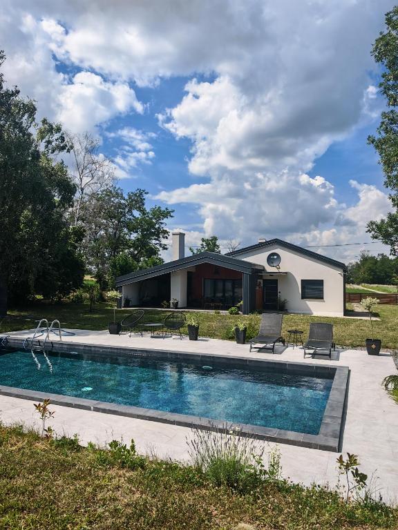 a swimming pool in front of a house at Kuća mirne duše in Topola