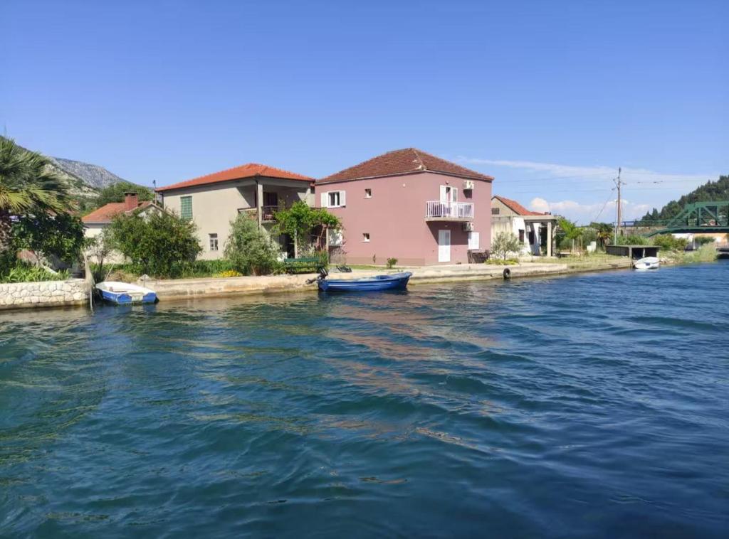 a river with houses and boats in the water at Apartment Serenity in Rogotin