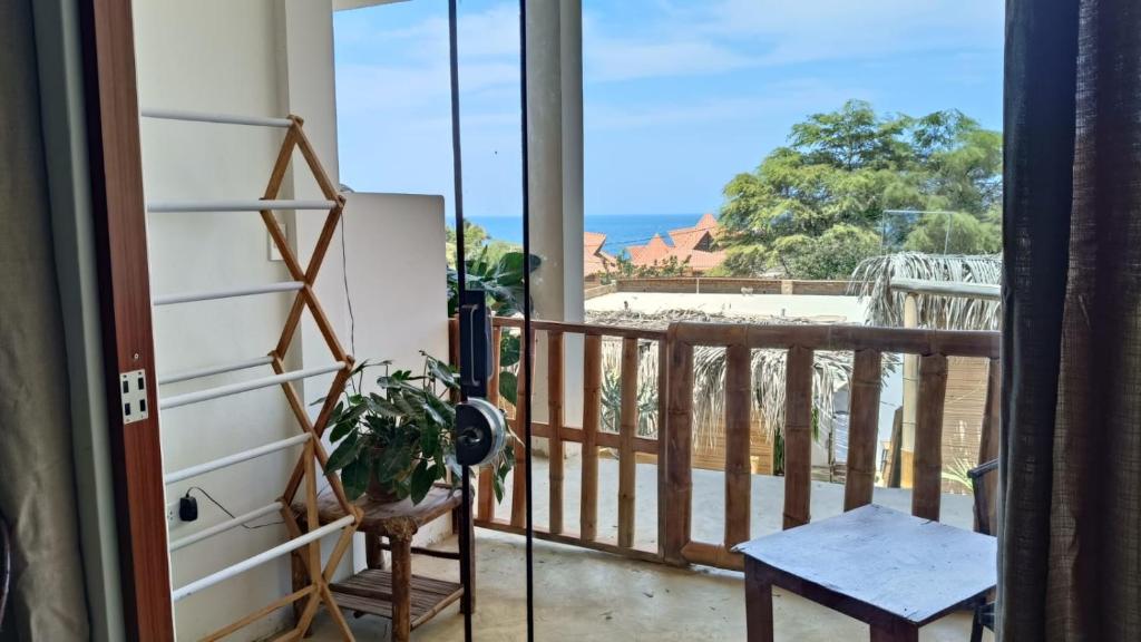 a room with a balcony with a view of the ocean at Loft5 matrimonial Playa Pocitas in Máncora