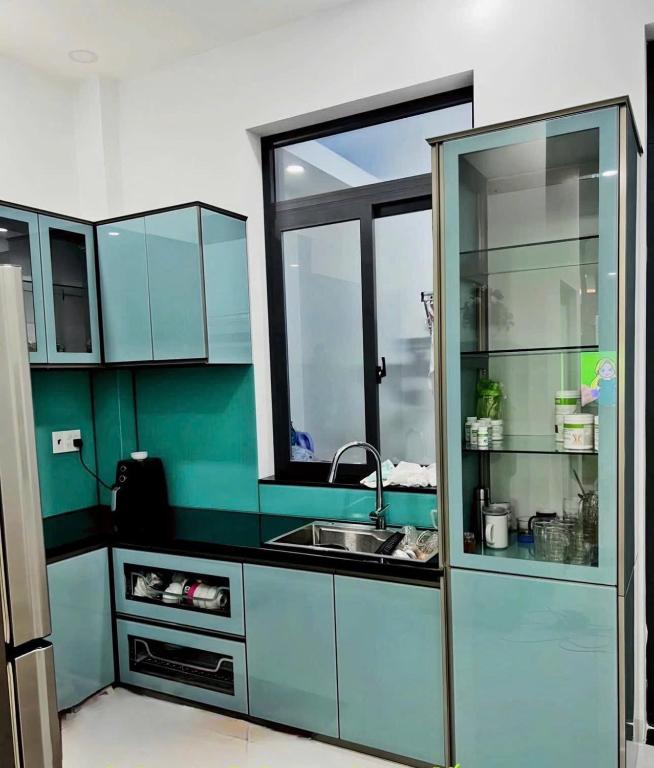 a kitchen with a sink and a window at Phố homestay 2 in Ấp Bình Hưng