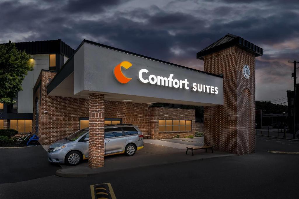 a car parked in front of a confident suites building at Comfort Suites Bethlehem Near Lehigh University and LVI Airport in Bethlehem