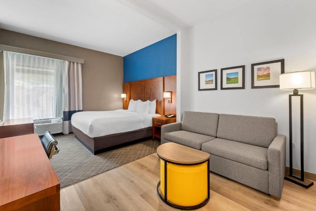 Comfort Suites Bethlehem Near Lehigh University and LVI Airport photo
