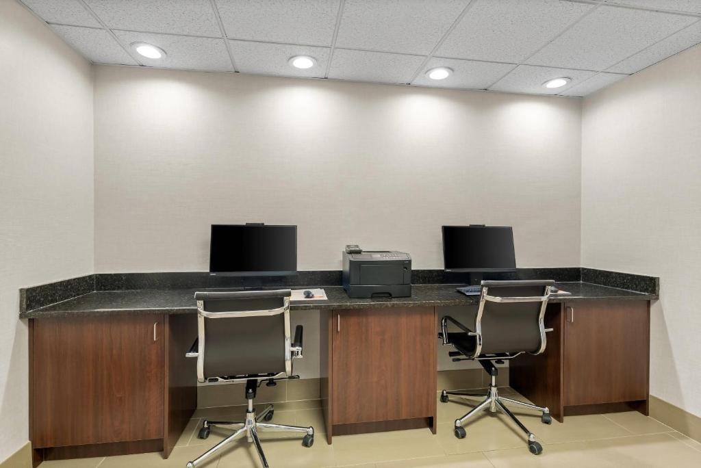 Comfort Suites Bethlehem Near Lehigh University and LVI Airport photo