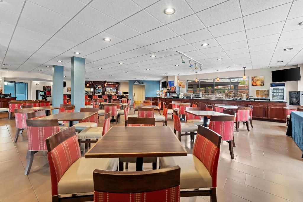 Comfort Suites Bethlehem Near Lehigh University and LVI Airport photo