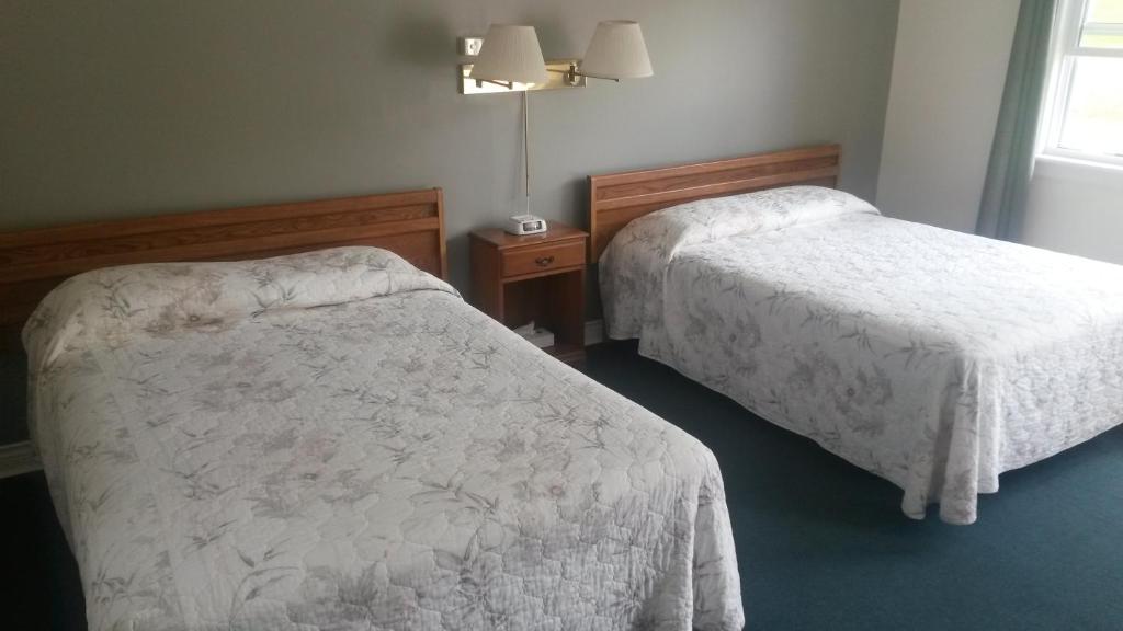 Postel nebo postele na pokoji v ubytování Cornerstone Motel