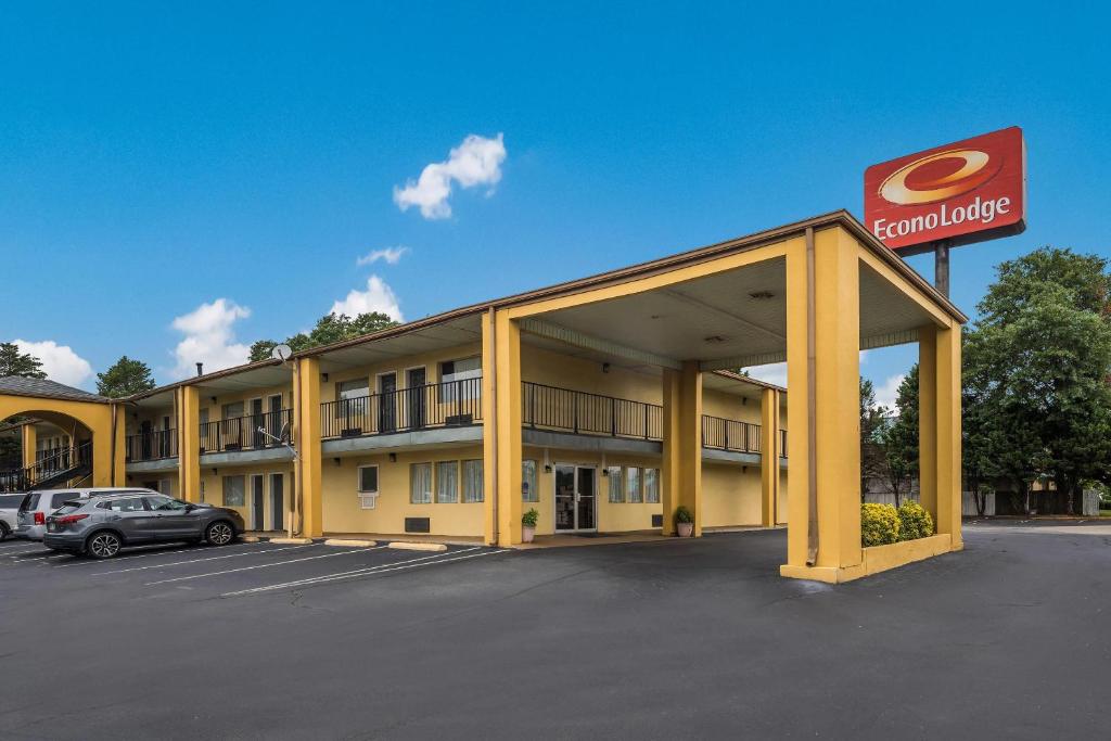 an empty parking lot in front of a hotel at Econo Lodge Thomaston in Thomaston