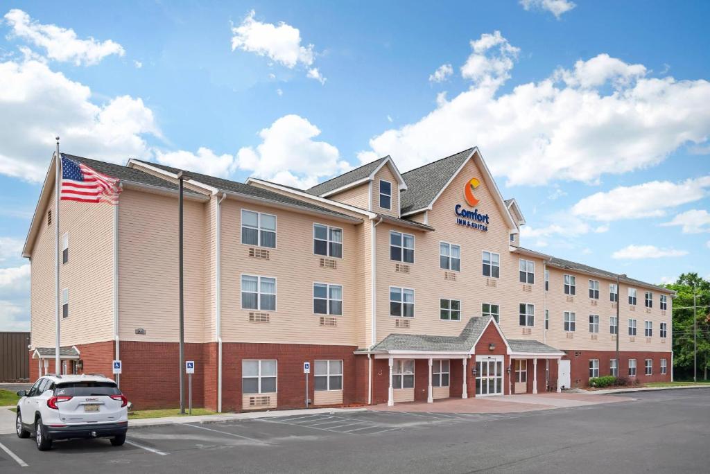 a hotel with a car parked in a parking lot at Comfort Inn & Suites Dothan Northside Plaza in Dothan