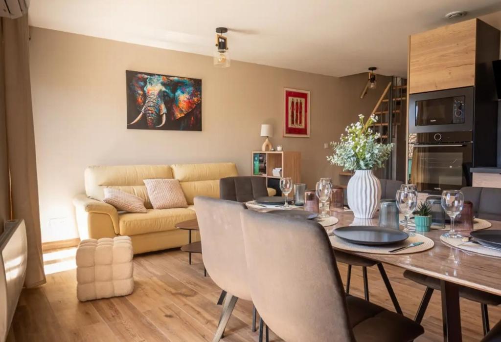 a living room with a table and a couch at Azure méditerranée in Sérignan