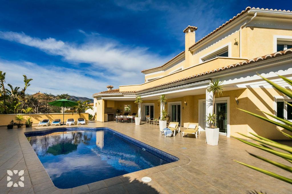 a house with a swimming pool in a yard at Villa Esplendida by Abahana Villas in Ifach