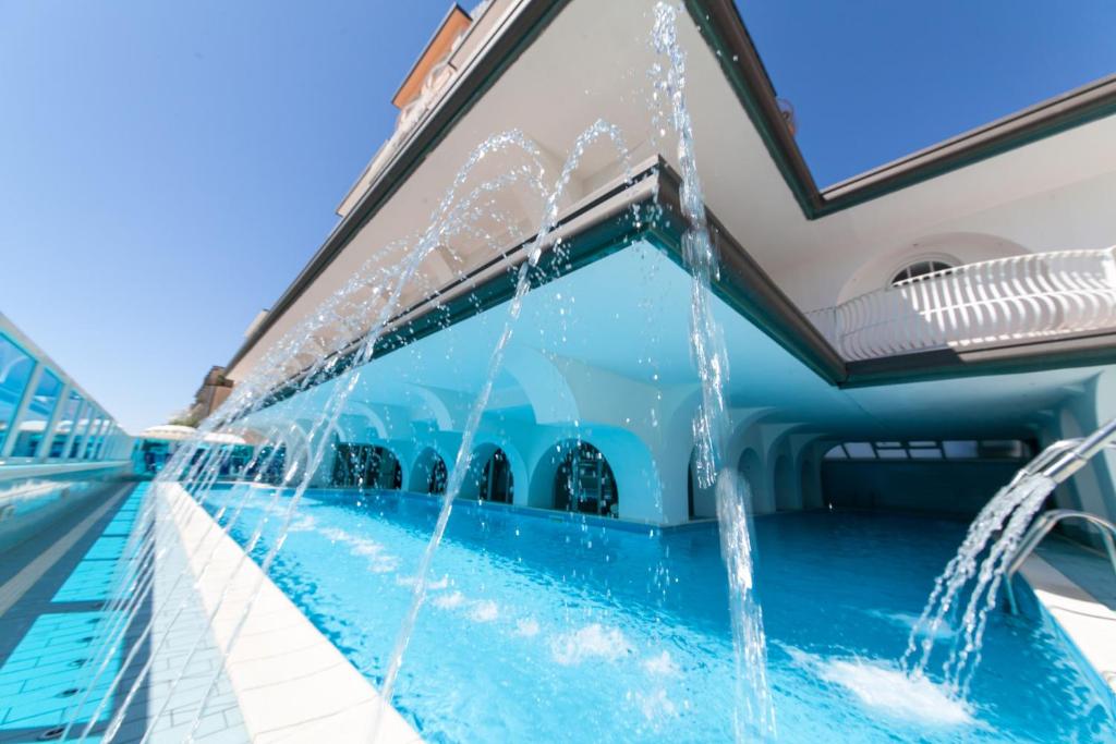 una piscina en un crucero con fuente de agua en Hotel Mayflower, en Milano Marittima
