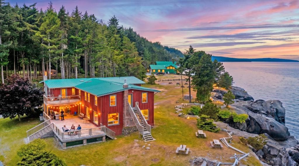 Luftaufnahme eines Hauses am Ufer eines Sees in der Unterkunft Dragon's Lodge in Gabriola