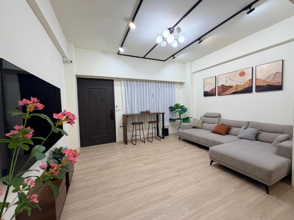 a living room with a couch and a table at Si Sou Homestay in Nanxi