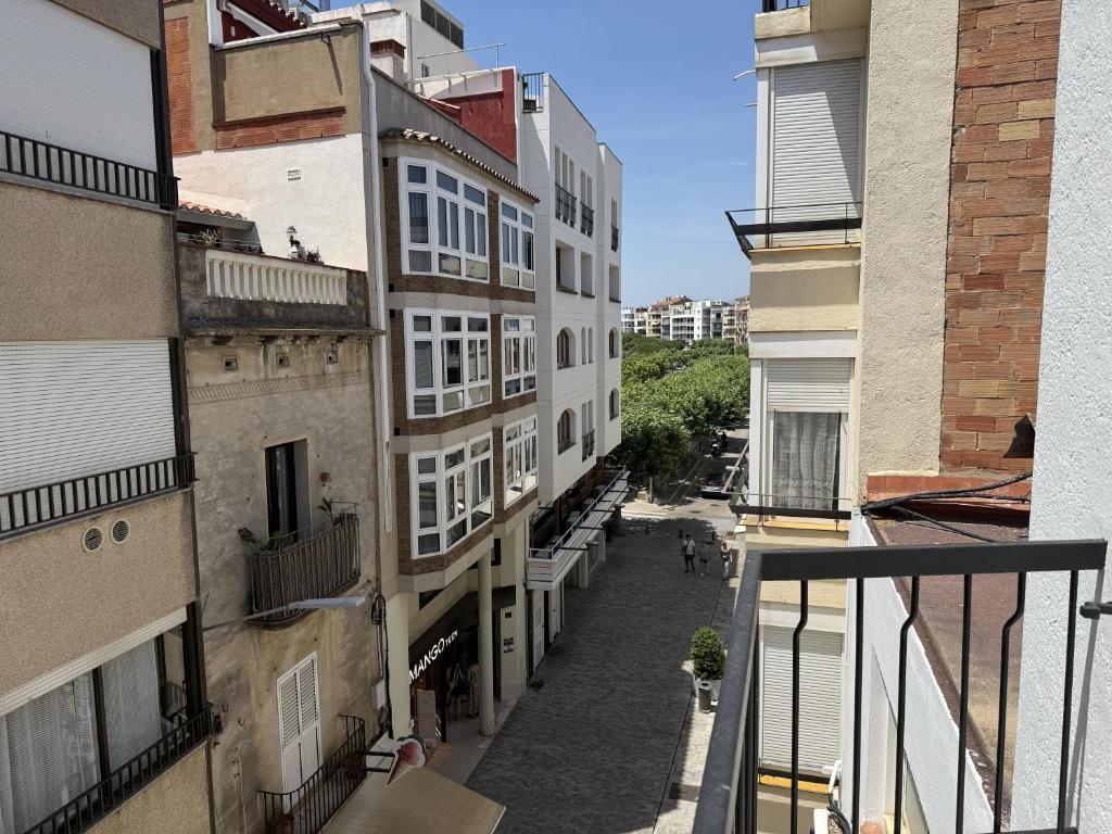 a view of an alley between two buildings at Apartament Blau Marí in Roses