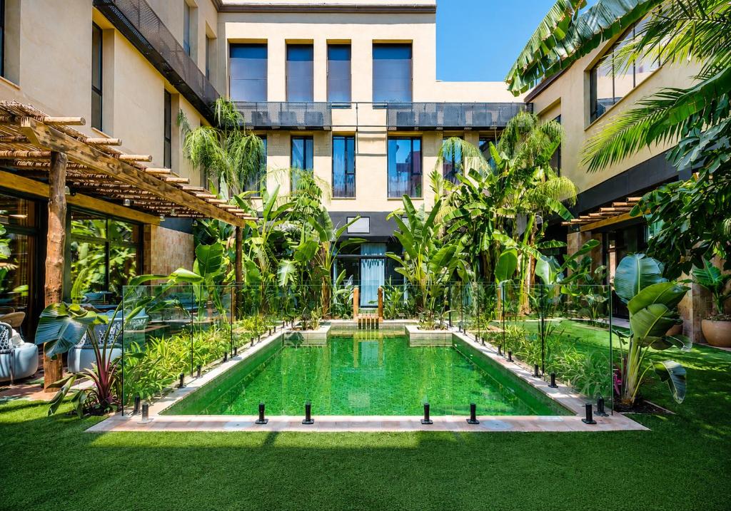 a courtyard with a pool in front of a building at Saman Hotel Boutique in Valencia