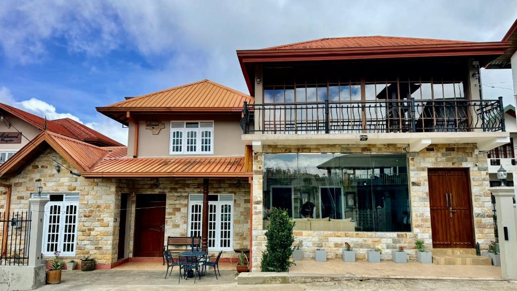 a house with a balcony on top of it at Villa Lunka in Nuwara Eliya