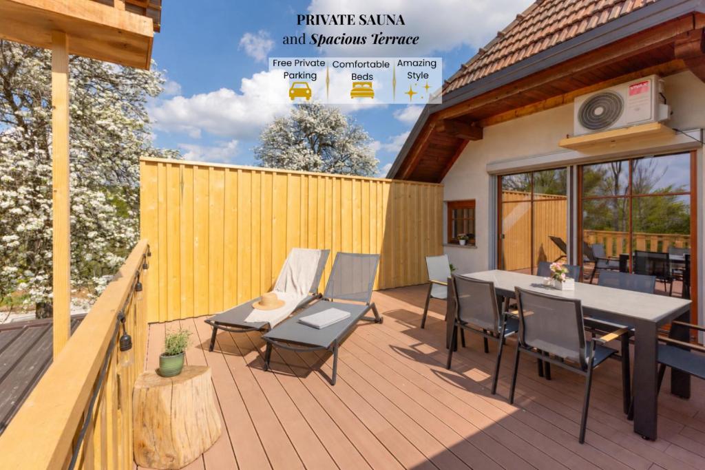 eine Holzterrasse mit einem Tisch und Stühlen darauf in der Unterkunft Peace Point in Velike Lašče