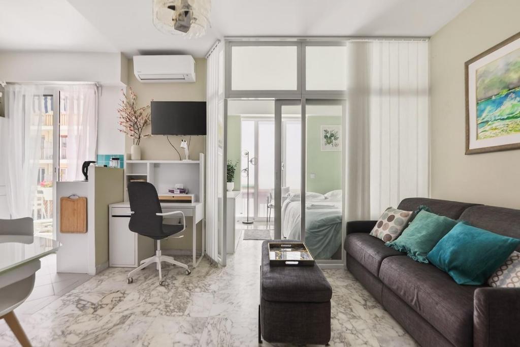 Cozy 1BR flat with balcony - 5 min to tram station