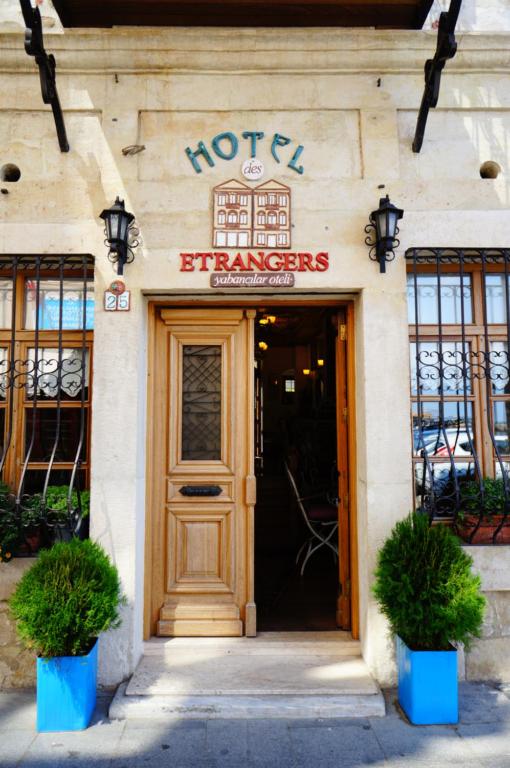 Die Eingangstür eines Hotels mit einem Schild darüber. in der Unterkunft Hotel Des Etrangers - Special Category in Canakkale