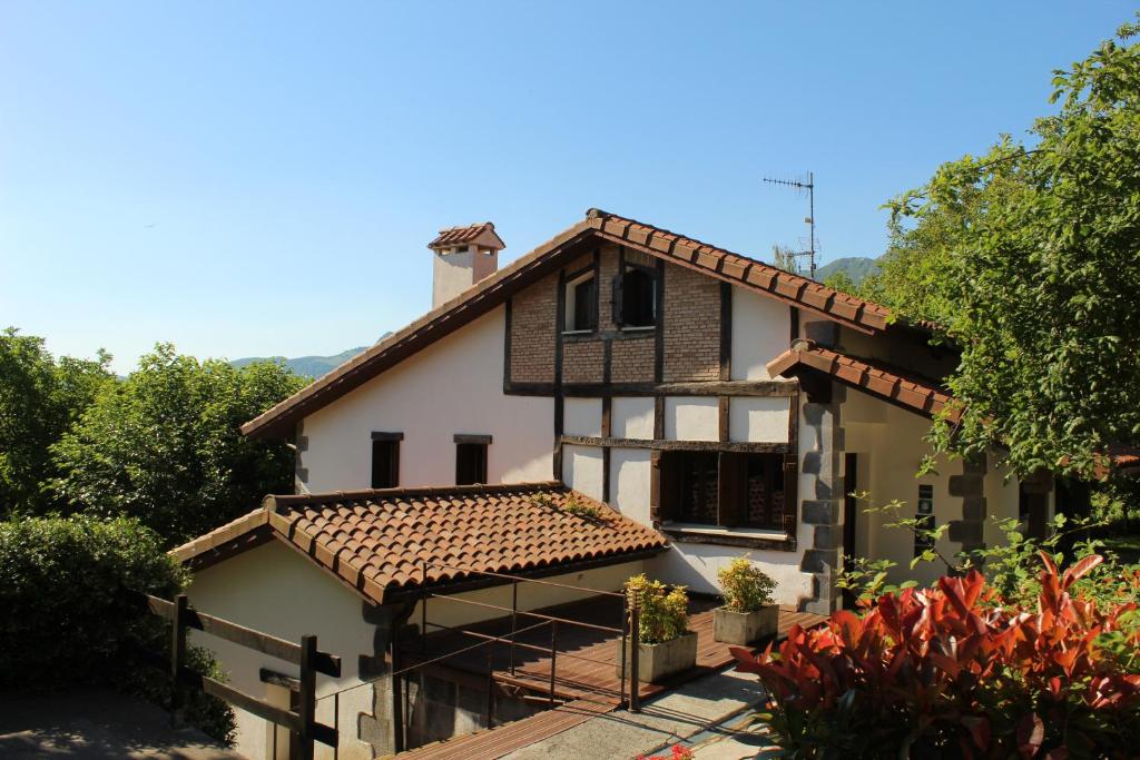 a house under construction with the roof up at Casa Rural Balerdi in Azcárate