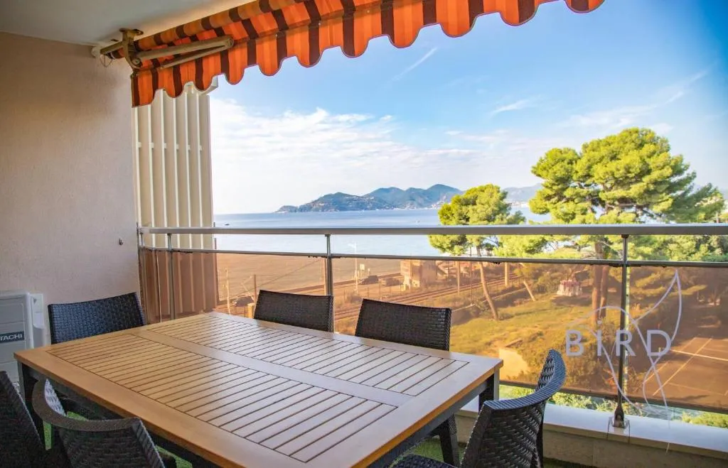 Vue Mer et Esterel Cannes just next to the beach