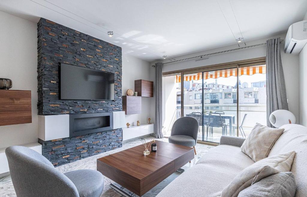 3 High-End Rooms Central