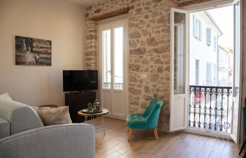 Bright 1BR in the Heart of Old Antibes Place Nationale