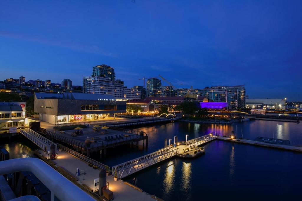 Coast Lonsdale Quay Hotel photo