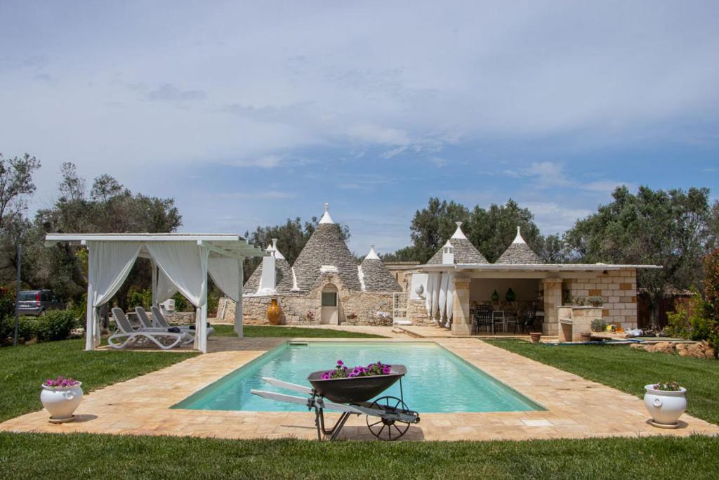 Trullo Canicchiulo by Perle di Puglia