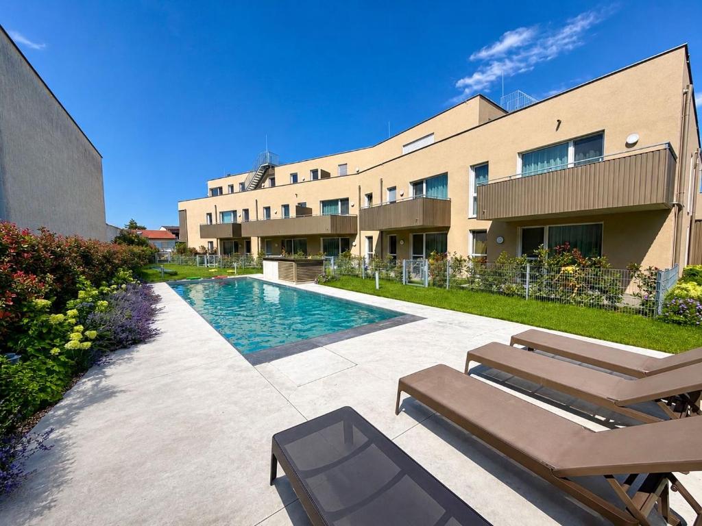 a swimming pool in front of a building at Am See 18 in Podersdorf am See