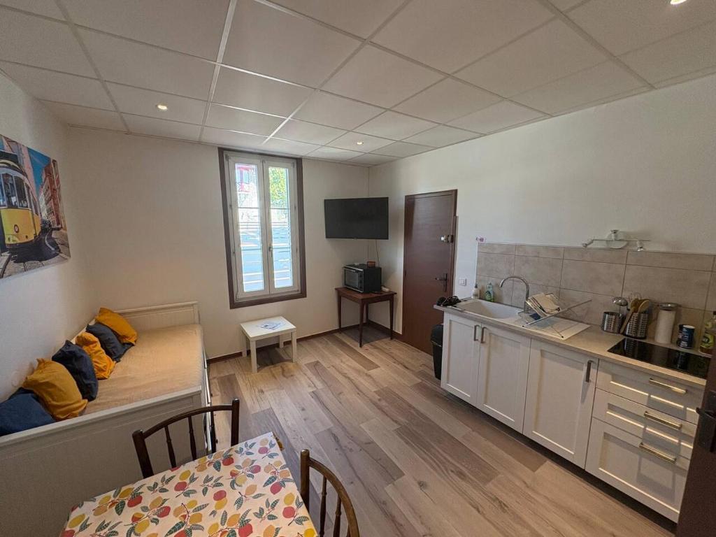a room with a kitchen and a dining table in a room at Le Clair Briare T2 charmant in Briare