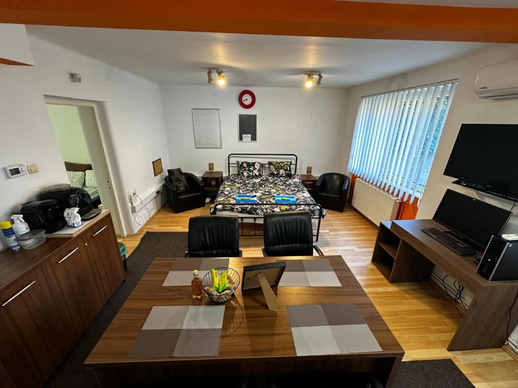 a large living room with a bed and a table at LUMON Ultra Central Apartman in Târgu-Mureş