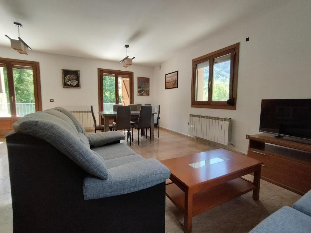 a living room with a couch and a table at Check-in casas Mesón Casa Cereza in El Run