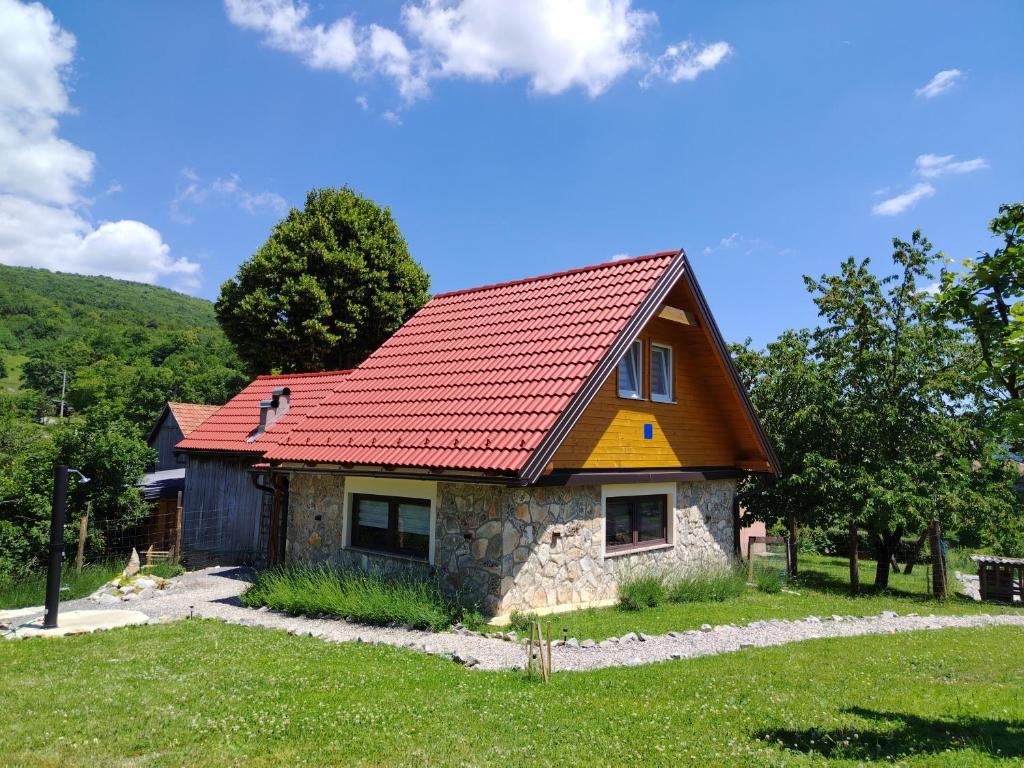 a small house with a red roof at Kuća za odmor Dangubica in Kuterevo