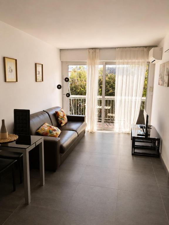 Nice fully equipped studio with comfortable AC